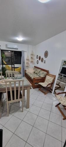 Pokój ze stołami, krzesłami i łóżkiem w obiekcie Apartamento beira mar w mieście Florianópolis
