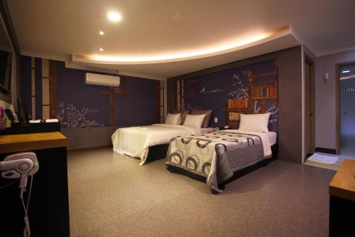 坡州市にあるLuxe Hotelのホテルルーム ベッド2台付