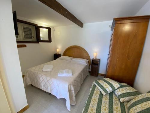 Una habitación de hotel con 2 camas y una cama Sidx Sidx Sidx Sidx Sidx Sidx Sidx Sidx Sidx en My Home - Laguna, en Porto Cesareo