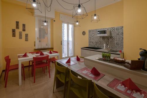 una cucina e una sala da pranzo con tavolo e sedie di Pied à terre – Atelier a Verona