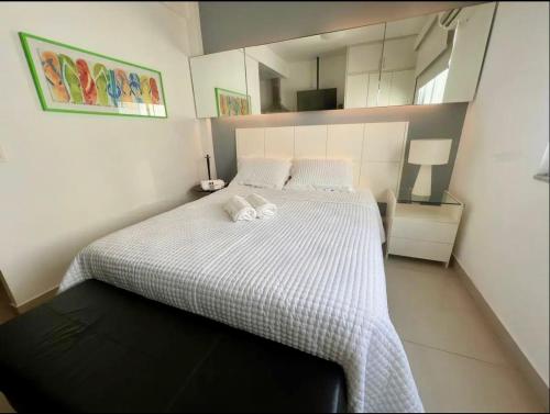 una camera con un grande letto bianco di Apartamento Studio Deluxe HIR 37 a Rio de Janeiro