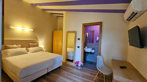 a bedroom with a bed and a bathroom with a sink at Select Executive Residence in Florence