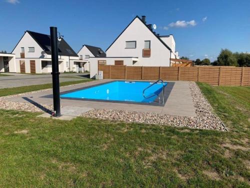 a swimming pool in the yard of a house at Casa Milo - Trzęsacz in Trzęsacz