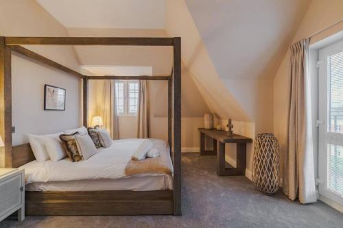 um quarto com uma cama de dossel num sótão em Spacious Luxury Penthouse, 2BR, Private Parking em Windsor