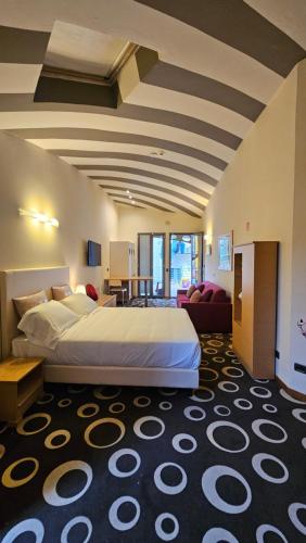 una camera d'albergo con letto e soggiorno di Select Executive Residence a Firenze