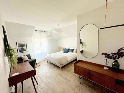 1 dormitorio con cama y espejo grande en New Disneyland Paris Serena Apartment en Bussy-Saint-Georges