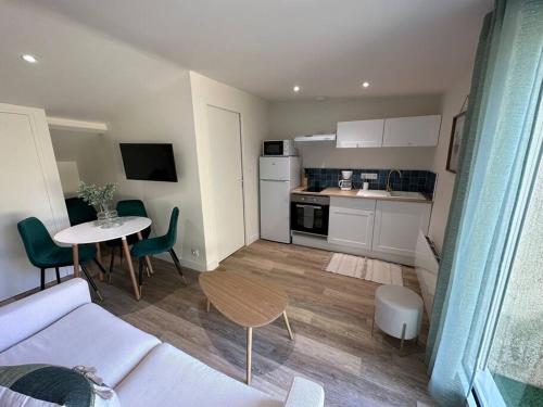 un petit appartement avec une cuisine et un salon dans l'établissement *CASA Iguazu*, à Cholet