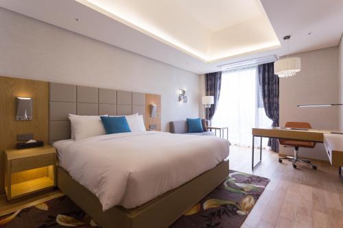 מיטה או מיטות בחדר ב-Charis Hotel