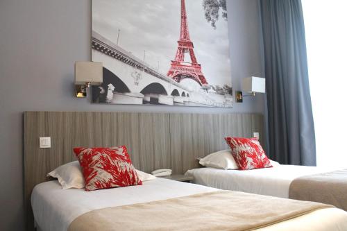 パリにあるアヴィア オテル サフィール モンパルナスのベッド2台とエッフェル塔が備わるホテルルームです。
