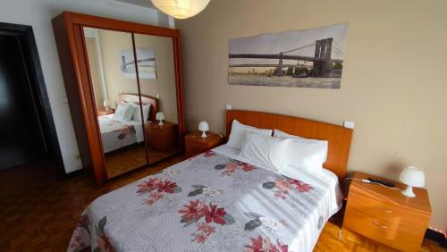 sypialnia z łóżkiem z lustrem i mostem w obiekcie Guesthouse Metro Station w mieście Matosinhos