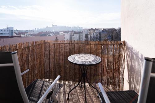 En balkong eller terrass på Spielberg Castle View Rooms in the Center of Brno