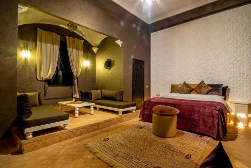 um quarto com uma cama e um espelho grande em Villa Septha em Marrakech