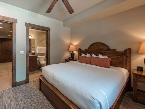ブリッケンリッジにあるSuite at Grand Lodge Peak 7 Ski-in/outの大きなベッドとバスルームのある寝室