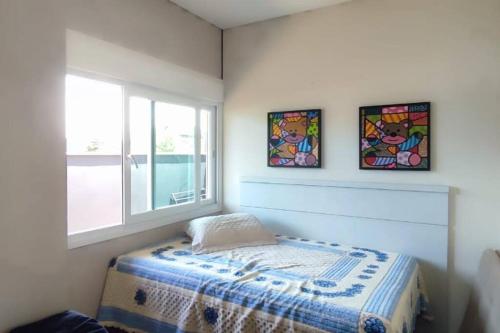una piccola camera con letto e finestra di Deslumbrante Casa Frente Lagoa a Balneário Barra do Sul