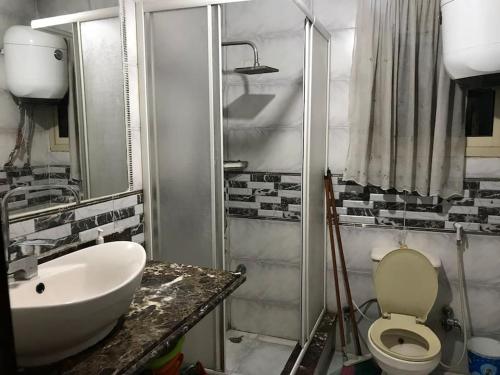 Koupelna v ubytování Lovely 3-bedroom rental unit.cozy and friendly