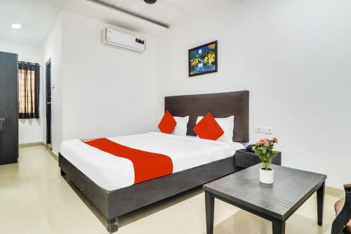 A bed or beds in a room at Super OYO Flagship Qualia Hotel Dilsukhnagar Near Dilsukhnagar Metro Station