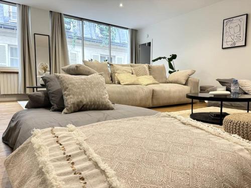 un salon avec un canapé et une table dans l'établissement Acogedor apartamento en el centro de París., à Paris