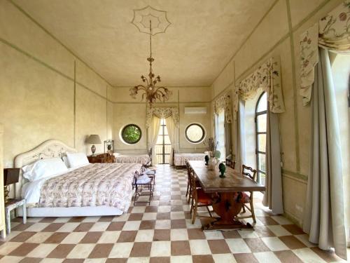 ein Schlafzimmer mit einem Bett und einem karierten Boden in der Unterkunft Pavillon Torre Del Falco in Ronciglione