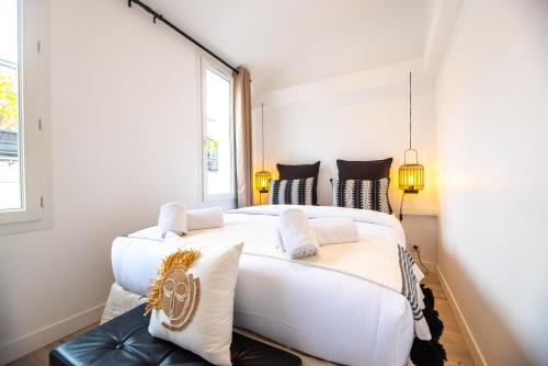 een slaapkamer met een groot wit bed met witte kussens bij Stunning flat in Paris in Parijs