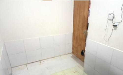 a bathroom with a white tiled shower with a phone at CASA CARNAVAL OLINDA- 700M PREFEITURA in Olinda