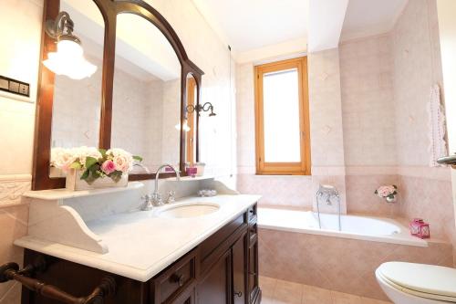 uma casa de banho com um lavatório, uma banheira e um WC. em Lady - Pineto Vacanza em Pineto