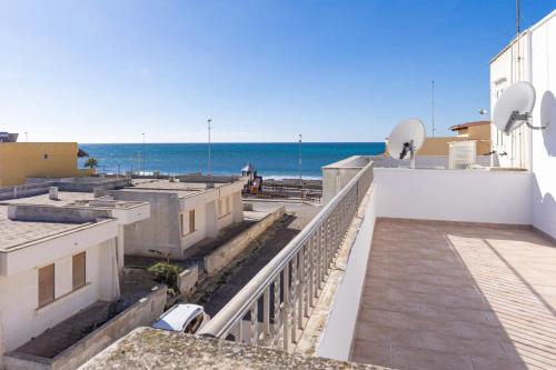 Φωτογραφία από το άλμπουμ του Appartamento fronte mare con vista mare σε Torre Mozza