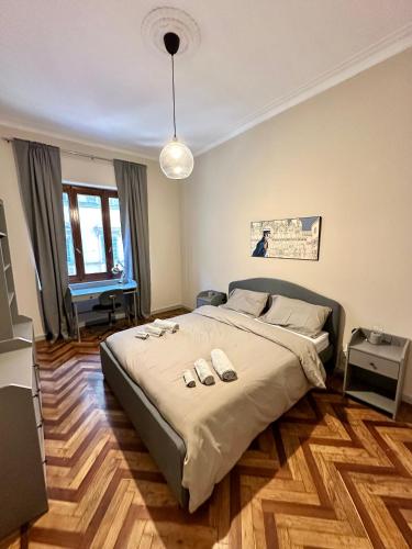 una camera da letto con un letto e due pantofole sopra di Casa Vanchiglia - Centro a Torino