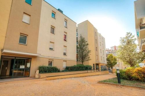 une rue vide devant un immeuble dans l'établissement Le calme et cosy avec parking gratuit, à Lyon