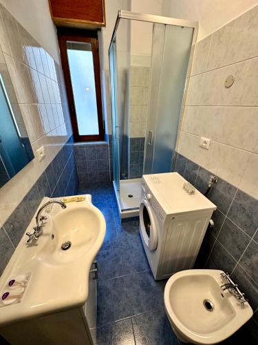 e bagno con lavandino, servizi igienici e doccia. di Casa Vanchiglia - Centro a Torino