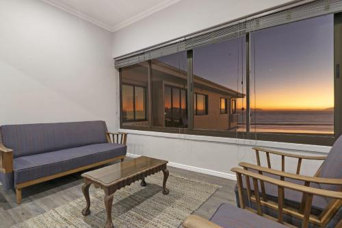 un salon avec un canapé et une table dans l'établissement Jacquelena Hof 9, à Strand