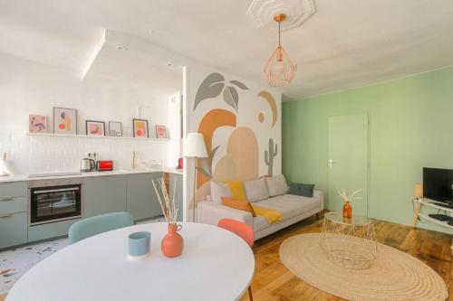 un salon avec un canapé et une table dans l'établissement Design et cosy en hypercentre, à Lyon