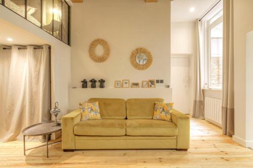 un salon avec un canapé et une table dans l'établissement Le Raffiné avec Caractère en hypercentre, à Lyon