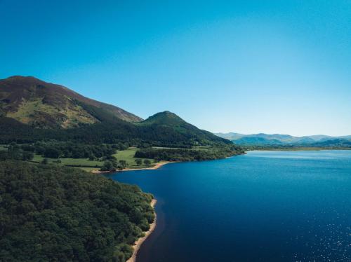 una vista aérea de un cuerpo de agua con montañas en Ravenstone Manor en Keswick