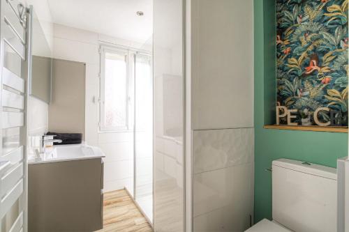 une salle de bain avec douche et toilettes dans l'établissement Le spacieux idéal séjour pro ou week-end famille, à Vénissieux