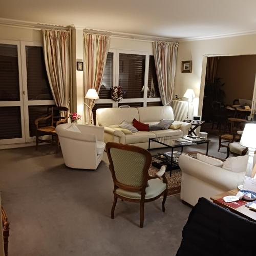 ein Wohnzimmer mit weißen Sofas und Stühlen in der Unterkunft OREE DE MARLY in Noisy-le-Roi