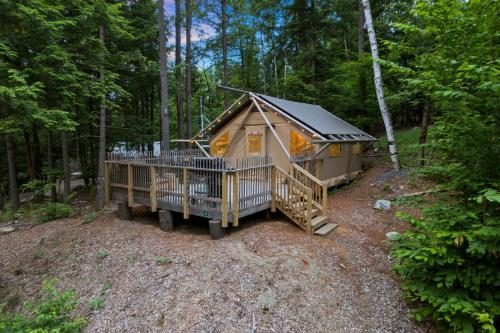 a cabin in the middle of the woods at Huttopia Lake George - Adirondacks in Lake Luzerne