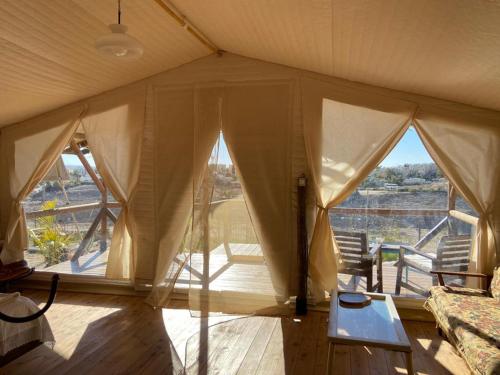 a room with a tent with a view at למדבר- חווית גלמפינג במדבר in Arad