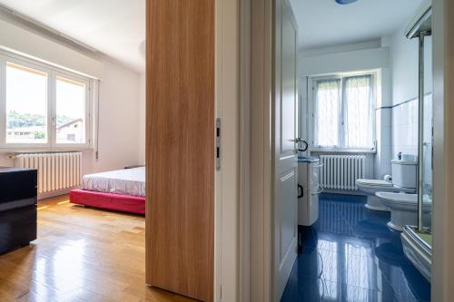Zimmer mit einem Bett und einem Bad mit einer Tür in der Unterkunft appartamento luce del lago in Salò