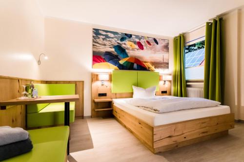 - une chambre avec un lit et un bureau dans l'établissement Hotel Luisen Mühle, à Mengeringhausen