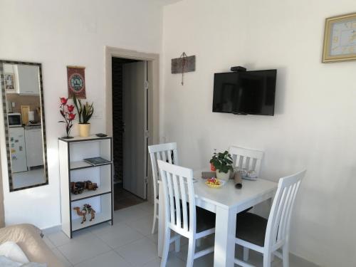 comedor con mesa blanca y sillas en Apartments Željka-Dobrota, en Kotor