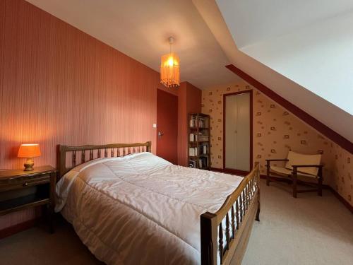 a bedroom with a large bed in a attic at 350 - Charmante maison dans le bourg de Plévenon à 1 kilomètre des plages in Plévenon