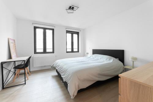 NEW apartment. UE - City center في بروكسل: غرفة نوم بيضاء مع سرير ومكتب