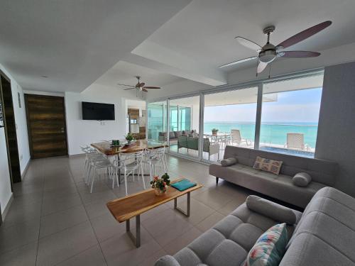 sala de estar con sofá y mesa en Departamentos frente al mar Resort Playa Azul en Tonsupa