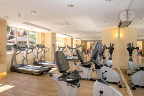 The Sukosol Hotelにあるフィットネスセンターまたはフィットネス設備