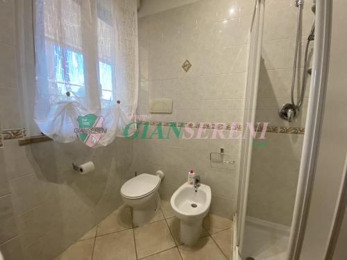 een kleine badkamer met toilet en douche bij AGOS in San Vincenzo