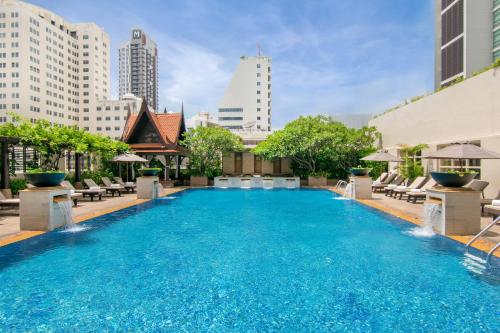 Swimming pool sa o malapit sa The Sukosol Hotel