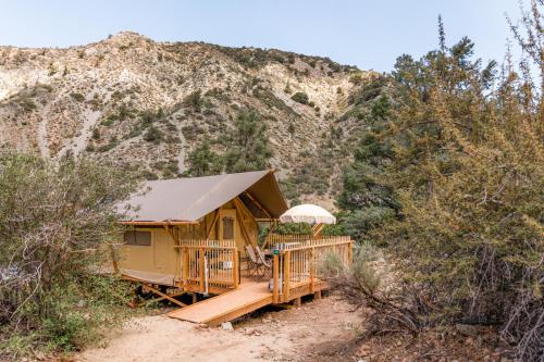 a cabin in the middle of a mountain at Huttopia Paradise Springs in Valyermo