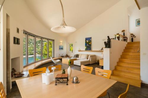 Χώρος καθιστικού στο Design&Art Seafront Villa