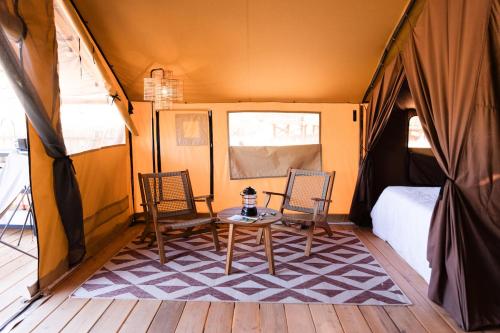 Ruang duduk di Huttopia Wine Country