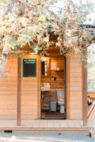 Gambar di galeri bagi Huttopia Wine Country di Lower Lake